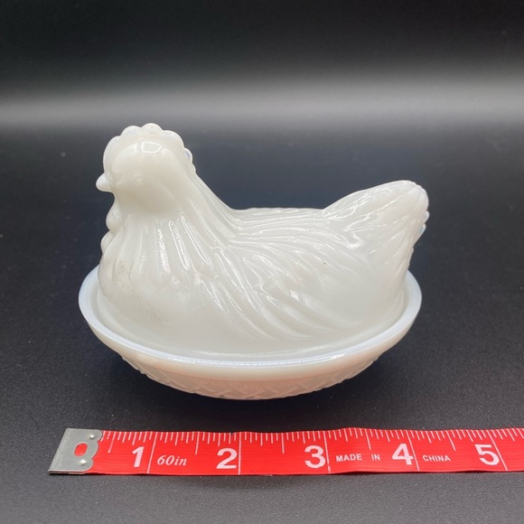 White hen on a nest- mini - Picture 6 of 7